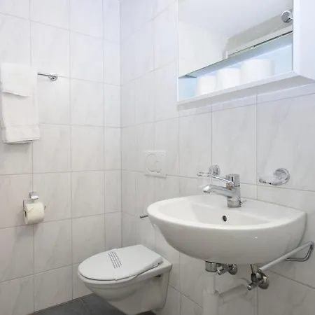 Practical At Trendy Location - Stork 22 *