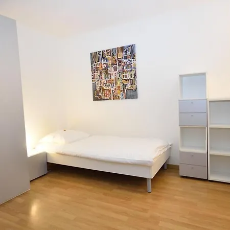 Practical At Trendy Location - Stork 22 *