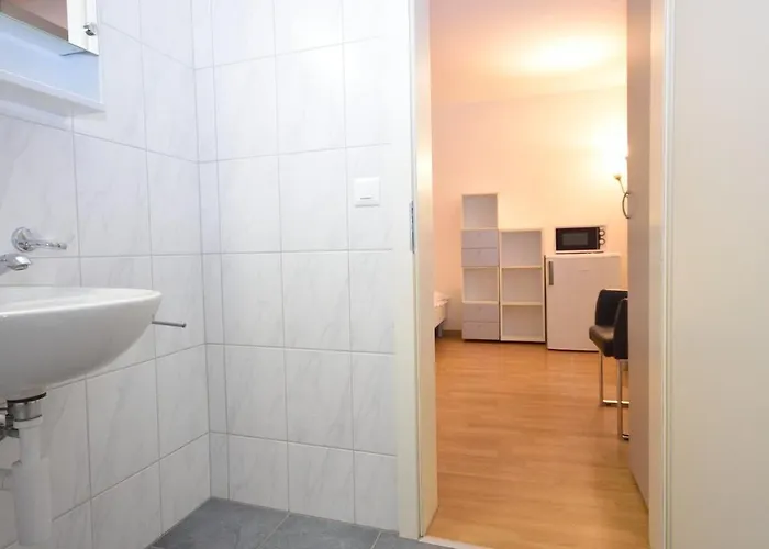 Practical At Trendy Location - Stork 22 *