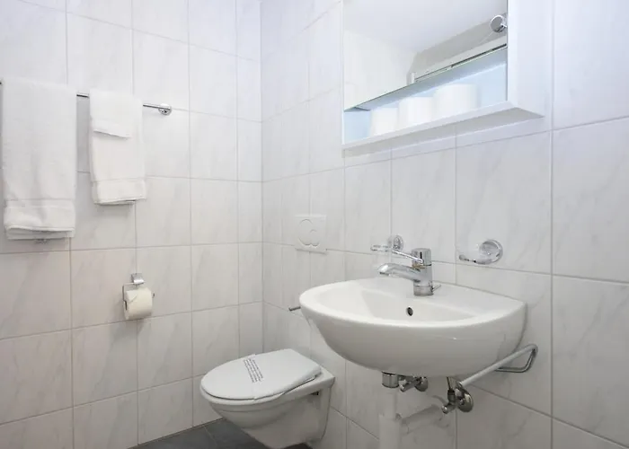 Practical At Trendy Location - Stork 22 *