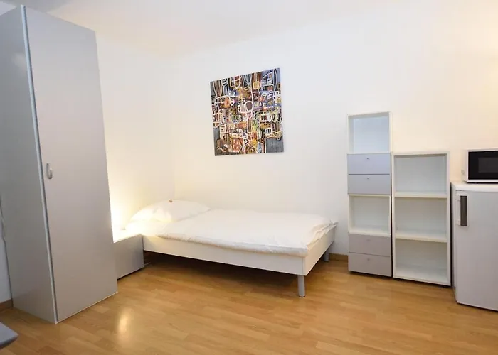 Practical At Trendy Location - Stork 22 *